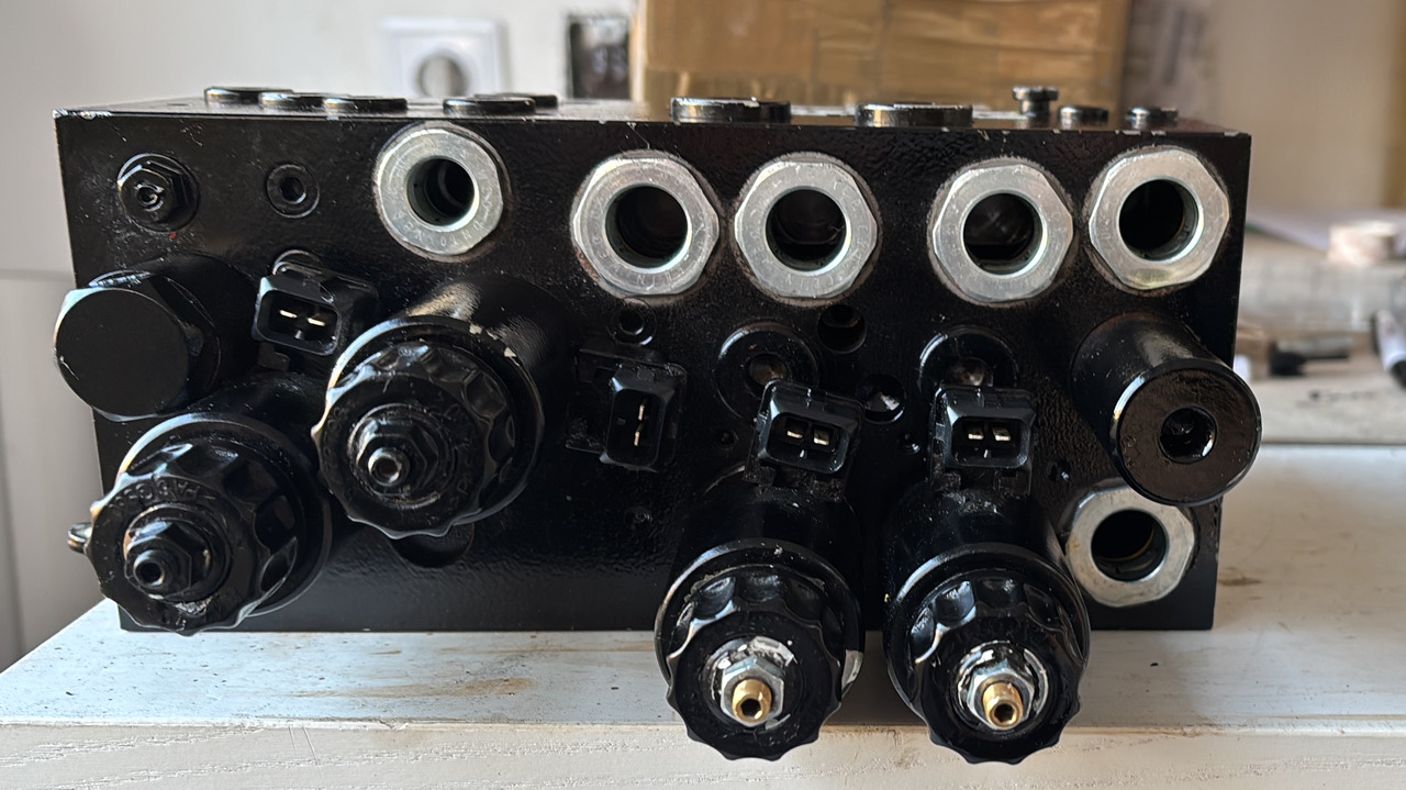 BT valve block 7578647 - Piesă de schimb pentru Stivuitor cu catarg retractabil: Foto 1 BT valve block 7578647 - Piesă de schimb pentru Stivuitor cu catarg retractabil: Foto 1