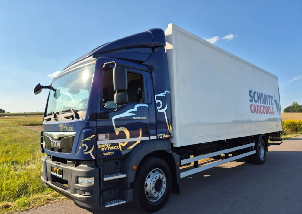 MAN TGM 18.250 Carrier 1950 D/E z Holandii / TOP STAN / 7.5m / 18 palet / winda + drzwi boczne / OKAZJA - Camion frigider: Foto 1 MAN TGM 18.250 Carrier 1950 D/E z Holandii / TOP STAN / 7.5m / 18 palet / winda + drzwi boczne / OKAZJA - Camion frigider: Foto 1