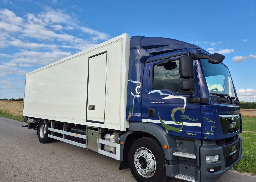 MAN TGM 18.250 Carrier 1950 D/E z Holandii / TOP STAN / 7.5m / 18 palet / winda + drzwi boczne / OKAZJA - Camion frigider: Foto 1 MAN TGM 18.250 Carrier 1950 D/E z Holandii / TOP STAN / 7.5m / 18 palet / winda + drzwi boczne / OKAZJA - Camion frigider: Foto 1