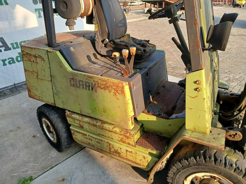 Clark DPS 25 - Stivuitor diesel: Foto 4 Clark DPS 25 - Stivuitor diesel: Foto 4