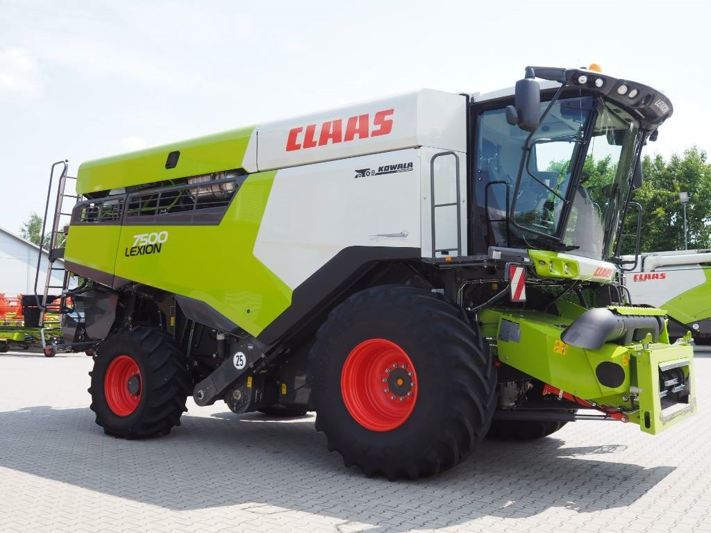 Claas Lexion 7500 + V930 - Combină de recoltat cereale: Foto 4 Claas Lexion 7500 + V930 - Combină de recoltat cereale: Foto 4