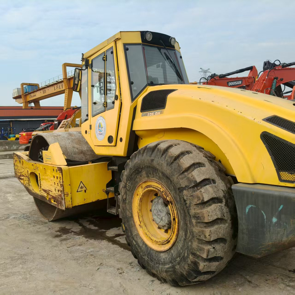 BOMAG BW226DH - Cilindru compactor pentru asfalt: Foto 2 BOMAG BW226DH - Cilindru compactor pentru asfalt: Foto 2