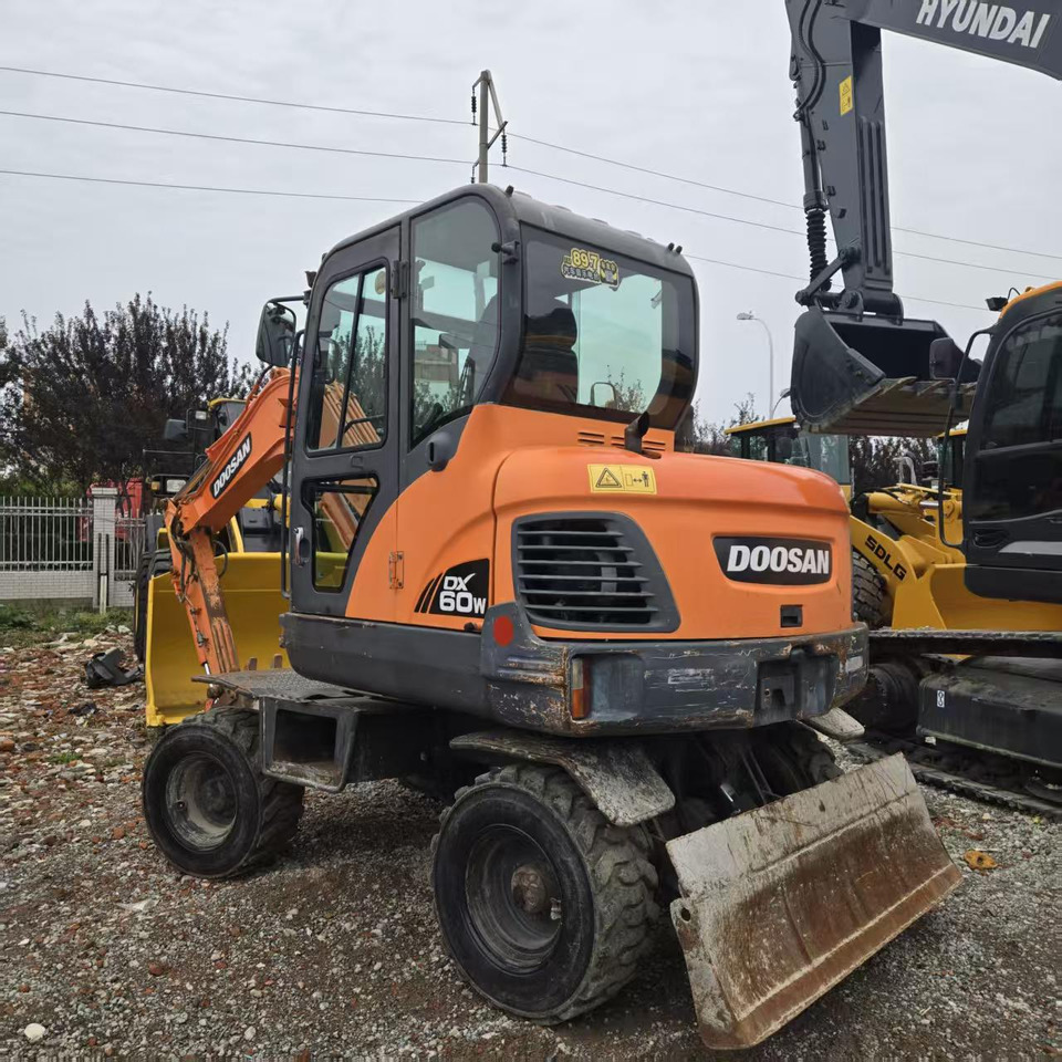 DOOSAN DX60W - Excavator pe roţi: Foto 5 DOOSAN DX60W - Excavator pe roţi: Foto 5