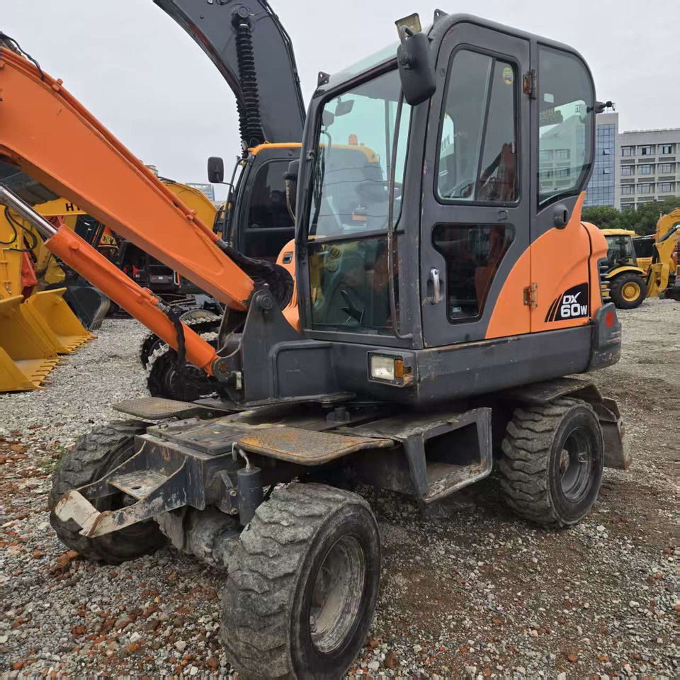 DOOSAN DX60W - Excavator pe roţi: Foto 3 DOOSAN DX60W - Excavator pe roţi: Foto 3