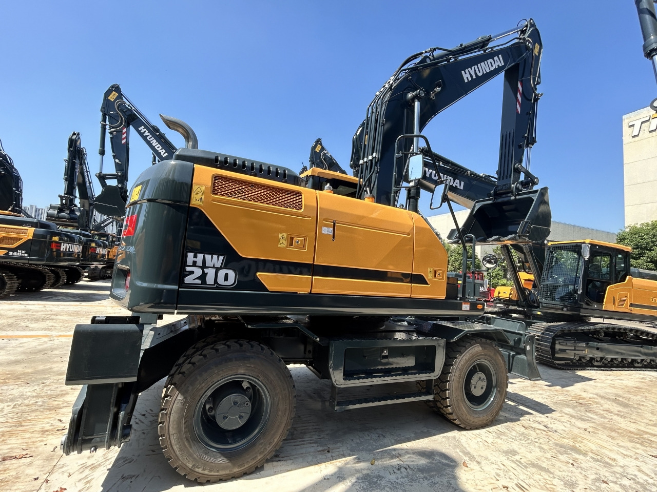 HYUNDAI HW210 - Excavator pe roţi: Foto 1 HYUNDAI HW210 - Excavator pe roţi: Foto 1