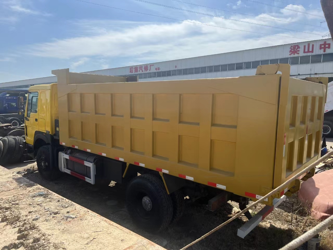 SINOTRUK HOWO 4x2 - Camion basculantă: Foto 5 SINOTRUK HOWO 4x2 - Camion basculantă: Foto 5