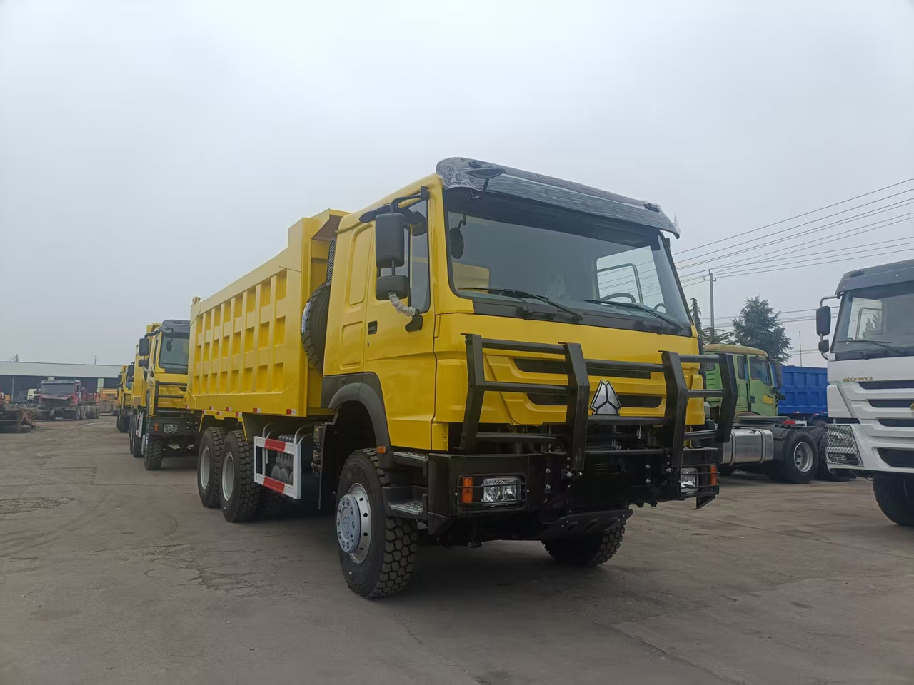 SINOTRUK HOWO 6x4 - Camion basculantă: Foto 1 SINOTRUK HOWO 6x4 - Camion basculantă: Foto 1