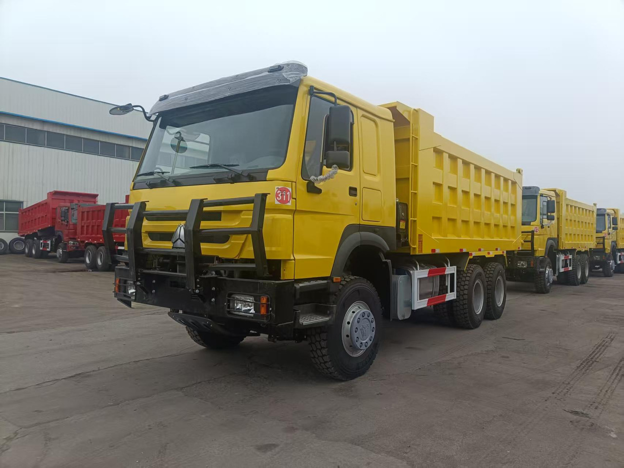 SINOTRUK HOWO 6x4 - Camion basculantă: Foto 2 SINOTRUK HOWO 6x4 - Camion basculantă: Foto 2