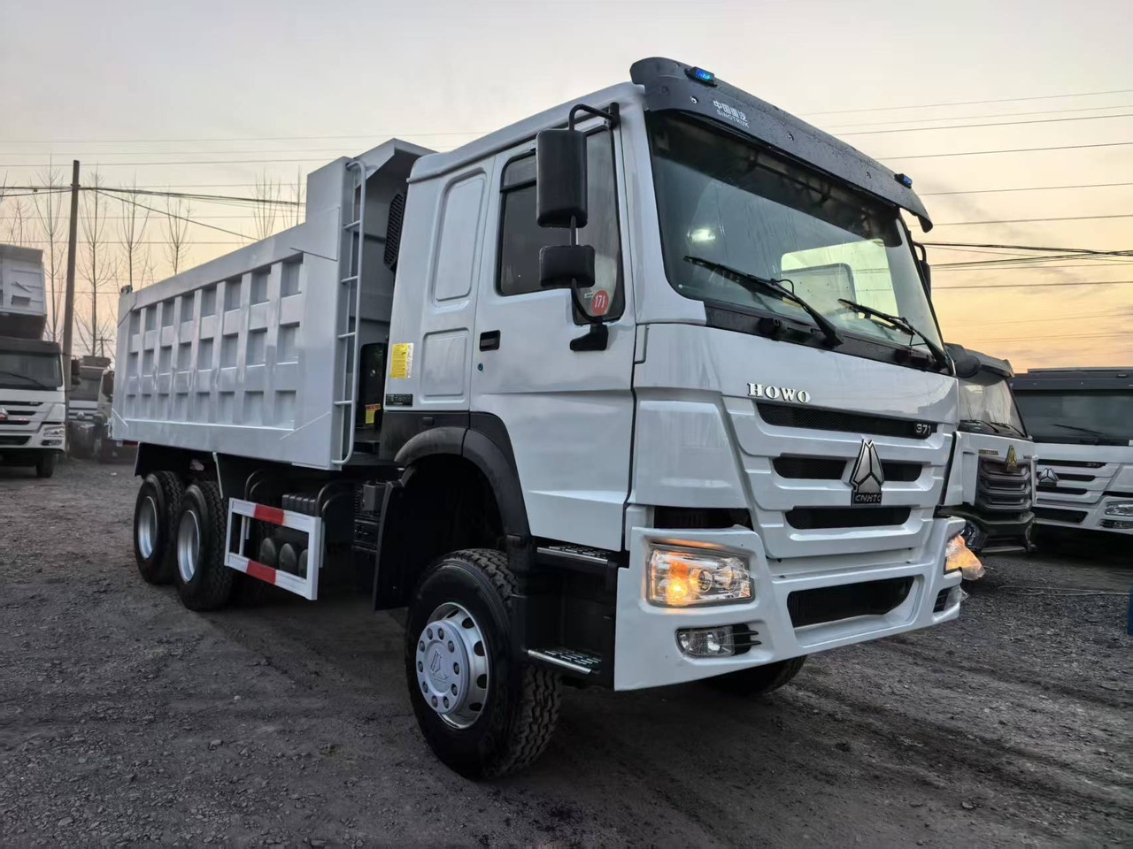 SINOTRUK HOWO 6x4 - Camion basculantă: Foto 1 SINOTRUK HOWO 6x4 - Camion basculantă: Foto 1