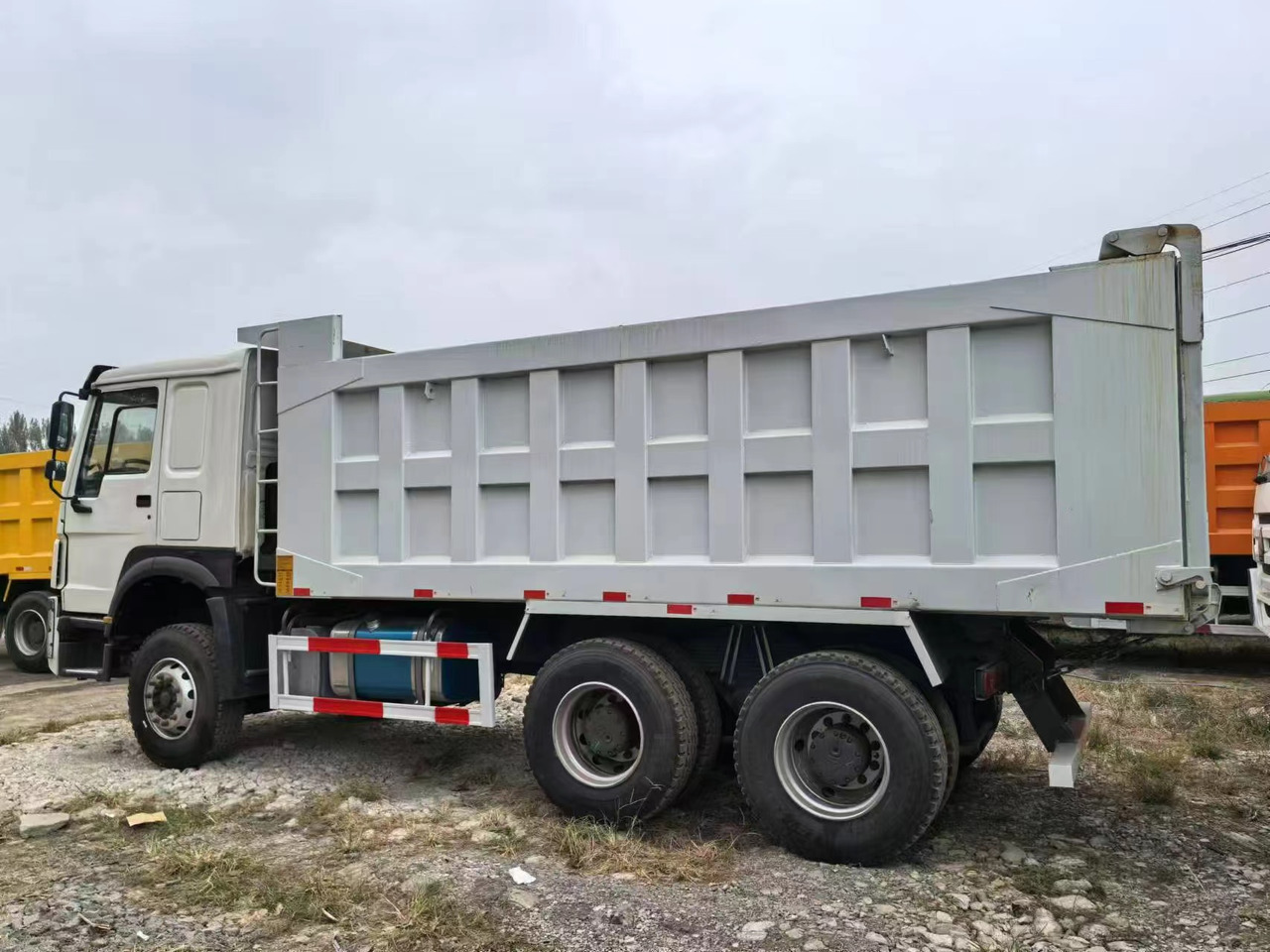 SINOTRUK HOWO 6x4 - Camion frigider: Foto 3 SINOTRUK HOWO 6x4 - Camion frigider: Foto 3