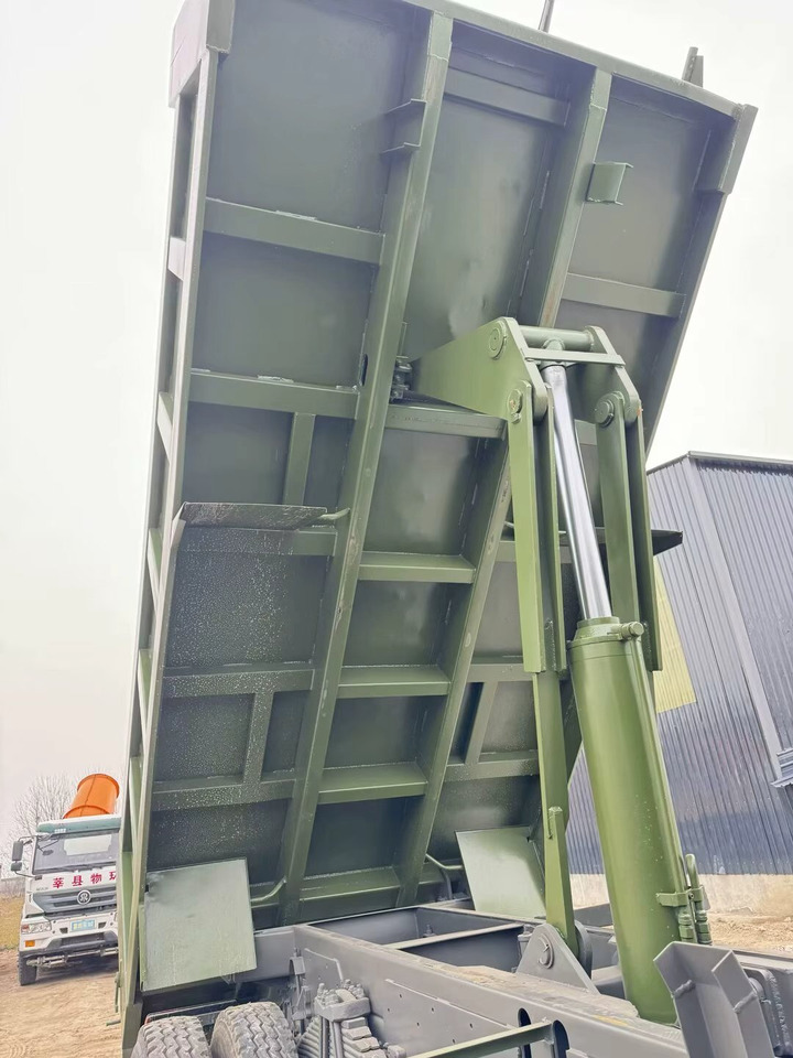 SINOTRUK HOWO 6x4 - Camion basculantă: Foto 5 SINOTRUK HOWO 6x4 - Camion basculantă: Foto 5