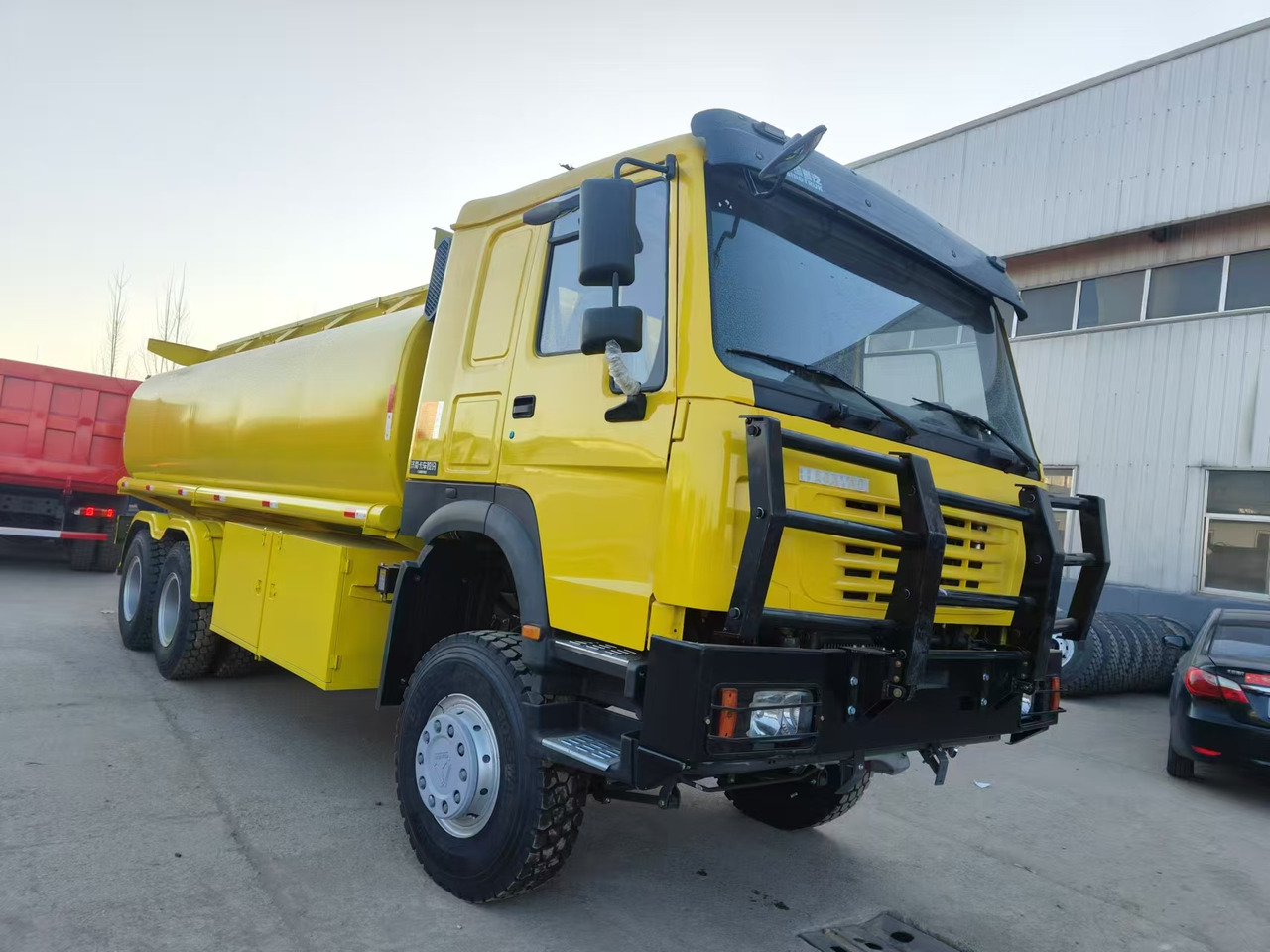 SINOTRUK HOWO - Camion cisternă: Foto 1 SINOTRUK HOWO - Camion cisternă: Foto 1