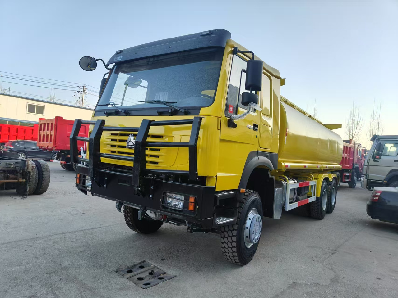 SINOTRUK HOWO - Camion cisternă: Foto 2 SINOTRUK HOWO - Camion cisternă: Foto 2