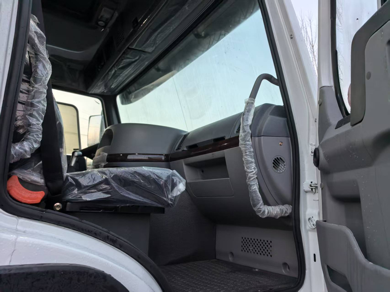 SINOTRUK Howo 6*4 - Camion basculantă: Foto 3 SINOTRUK Howo 6*4 - Camion basculantă: Foto 3