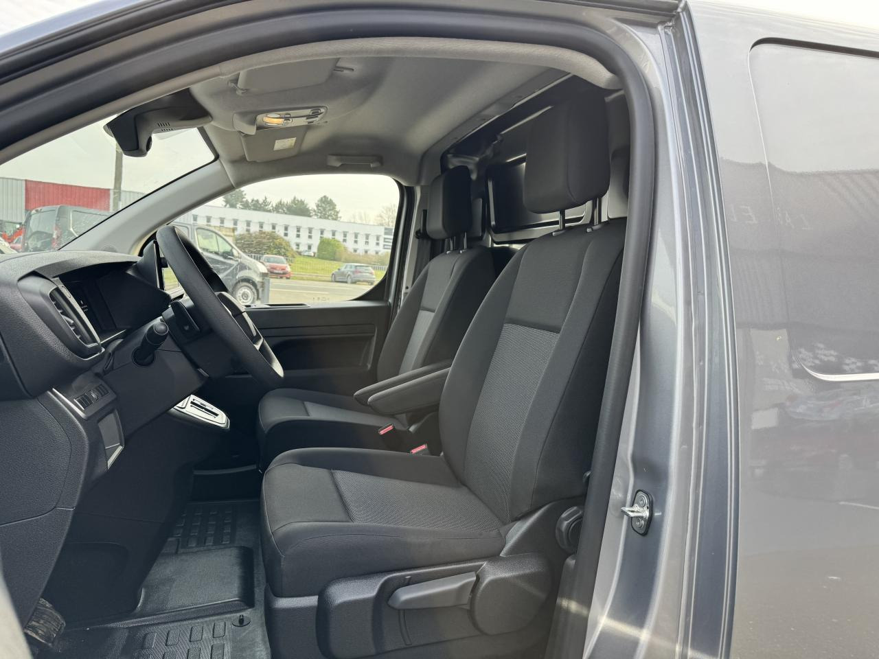 CITROEN jumpy 2 PLACES XL 2.0 BLUEHDI 180CH S&S PACK PREMIUM CONNECT EAT8 - Dubă: Foto 4 CITROEN jumpy 2 PLACES XL 2.0 BLUEHDI 180CH S&S PACK PREMIUM CONNECT EAT8 - Dubă: Foto 4