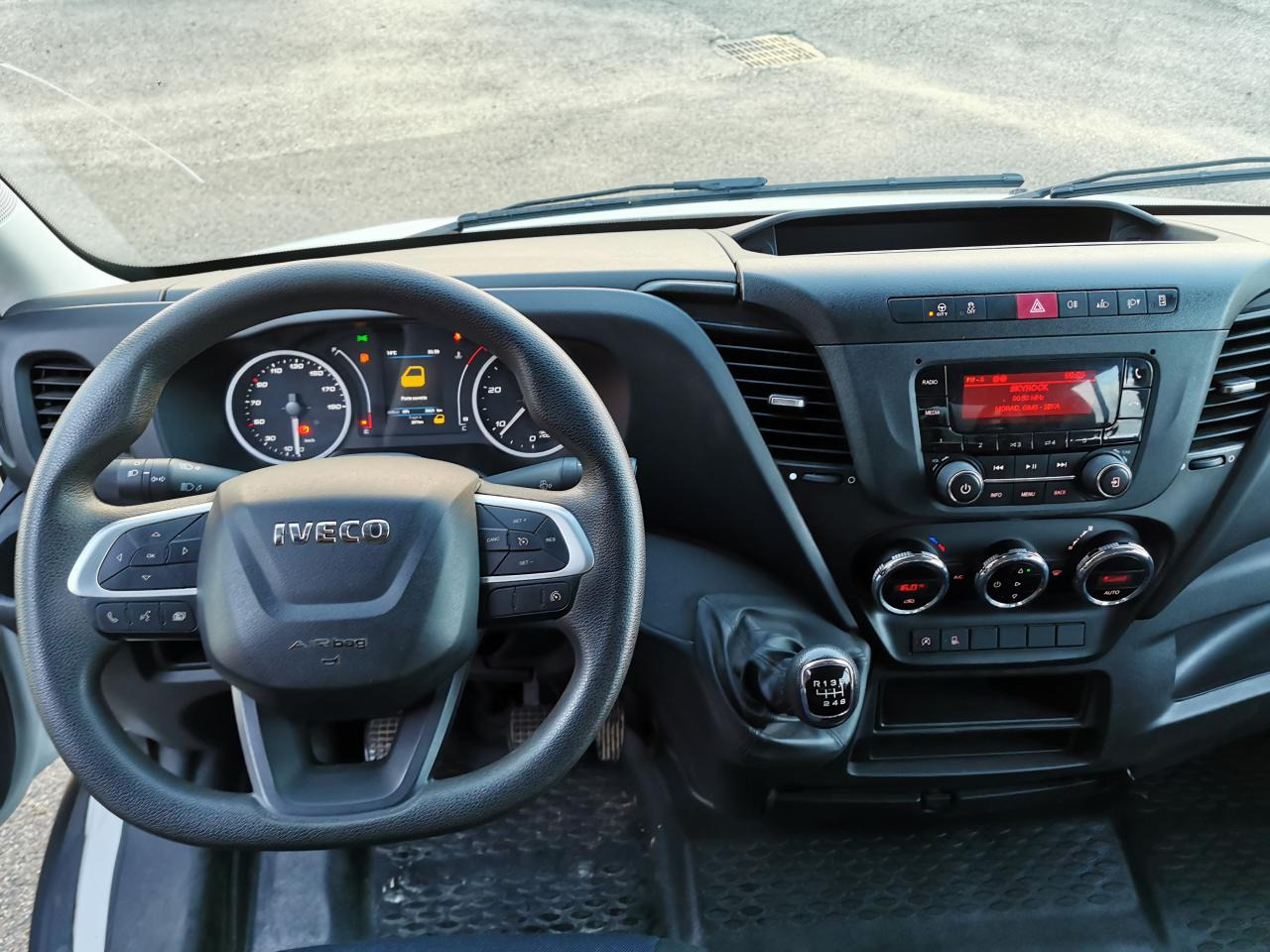 IVECO daily 35C14 BENNE COFFRE DOUBLE CABINE 6 places - Autoutilitară basculantă: Foto 4 IVECO daily 35C14 BENNE COFFRE DOUBLE CABINE 6 places - Autoutilitară basculantă: Foto 4