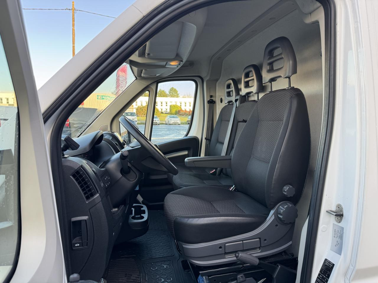 PEUGEOT Boxer 3.5t L2H2 2.2 HDi S&S - 140 III FOURGON TOLE Fourgon Tolé 335 L2H2 PHASE 3 - Dubă: Foto 4 PEUGEOT Boxer 3.5t L2H2 2.2 HDi S&S - 140 III FOURGON TOLE Fourgon Tolé 335 L2H2 PHASE 3 - Dubă: Foto 4