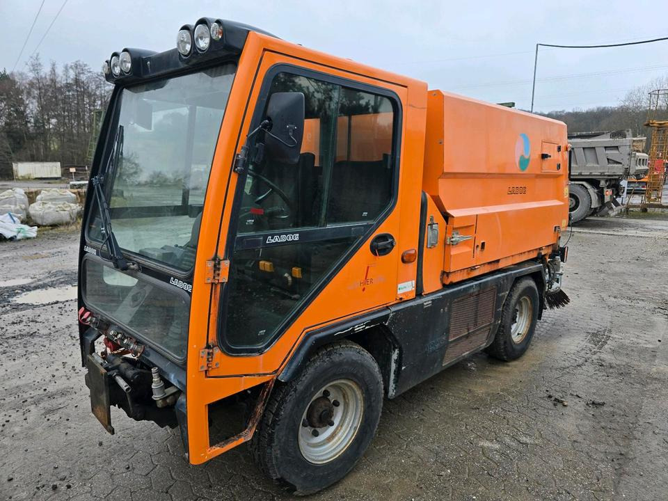 Ladog G129 N20 2004 mit Schierling Kehrmaschine Saugkehreinheit Straßenkehrmaschine Straßenreiniger Winterdienst kein Multicar - Măturătoare stradală: Foto 2 Ladog G129 N20 2004 mit Schierling Kehrmaschine Saugkehreinheit Straßenkehrmaschine Straßenreiniger Winterdienst kein Multicar - Măturătoare stradală: Foto 2