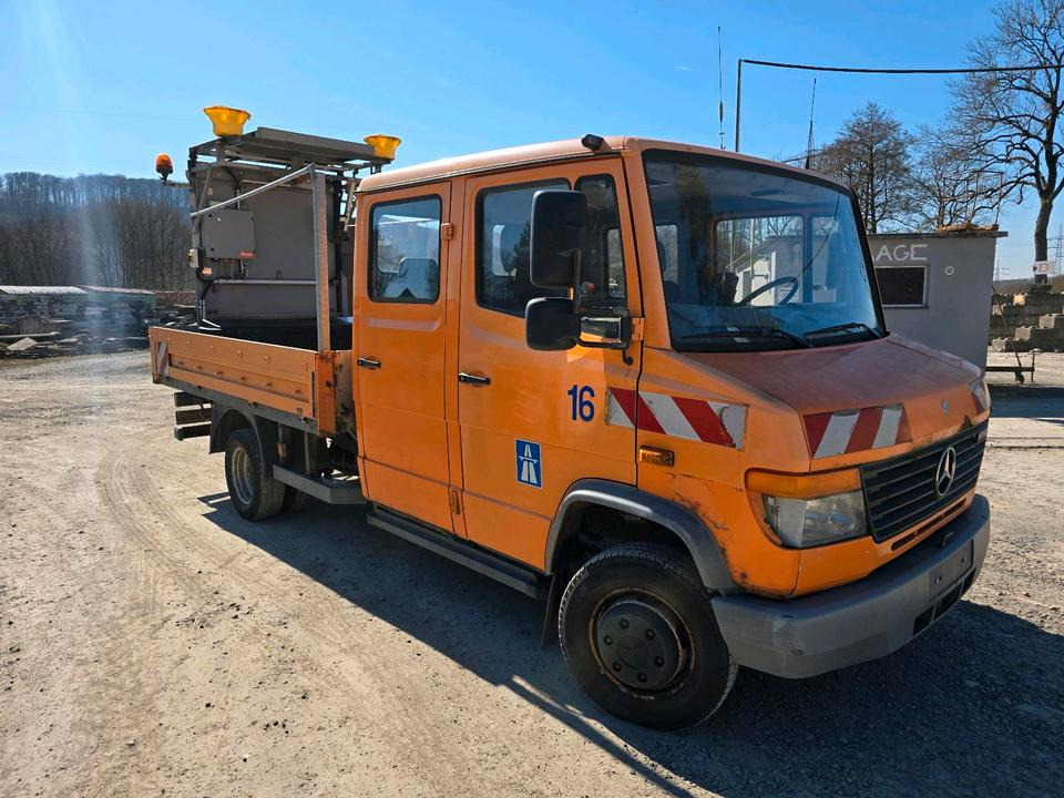 Mercedes-Benz Vario 614D Pritsche Doka 2002 Nissen VLT Verkehrsleittafel Absperrtafel LKW Vorwarntafel - Camion platformă: Foto 2 Mercedes-Benz Vario 614D Pritsche Doka 2002 Nissen VLT Verkehrsleittafel Absperrtafel LKW Vorwarntafel - Camion platformă: Foto 2