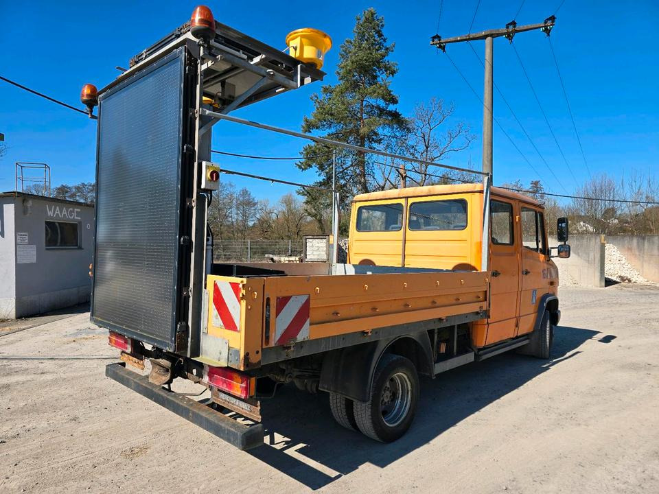 Mercedes-Benz Vario 614D Pritsche Doka 2002 Nissen VLT Verkehrsleittafel Absperrtafel LKW Vorwarntafel - Camion platformă: Foto 3 Mercedes-Benz Vario 614D Pritsche Doka 2002 Nissen VLT Verkehrsleittafel Absperrtafel LKW Vorwarntafel - Camion platformă: Foto 3