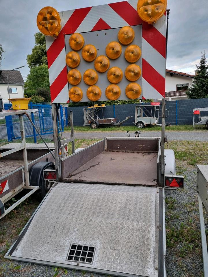 LED Nissen VZ616 B3 Verkehrsleittafel Verkehrsleitanhänger Absperrtafel Verkehrssicherungsanhänger Verkehrssicherung Leittafel - Remorcă: Foto 4 LED Nissen VZ616 B3 Verkehrsleittafel Verkehrsleitanhänger Absperrtafel Verkehrssicherungsanhänger Verkehrssicherung Leittafel - Remorcă: Foto 4