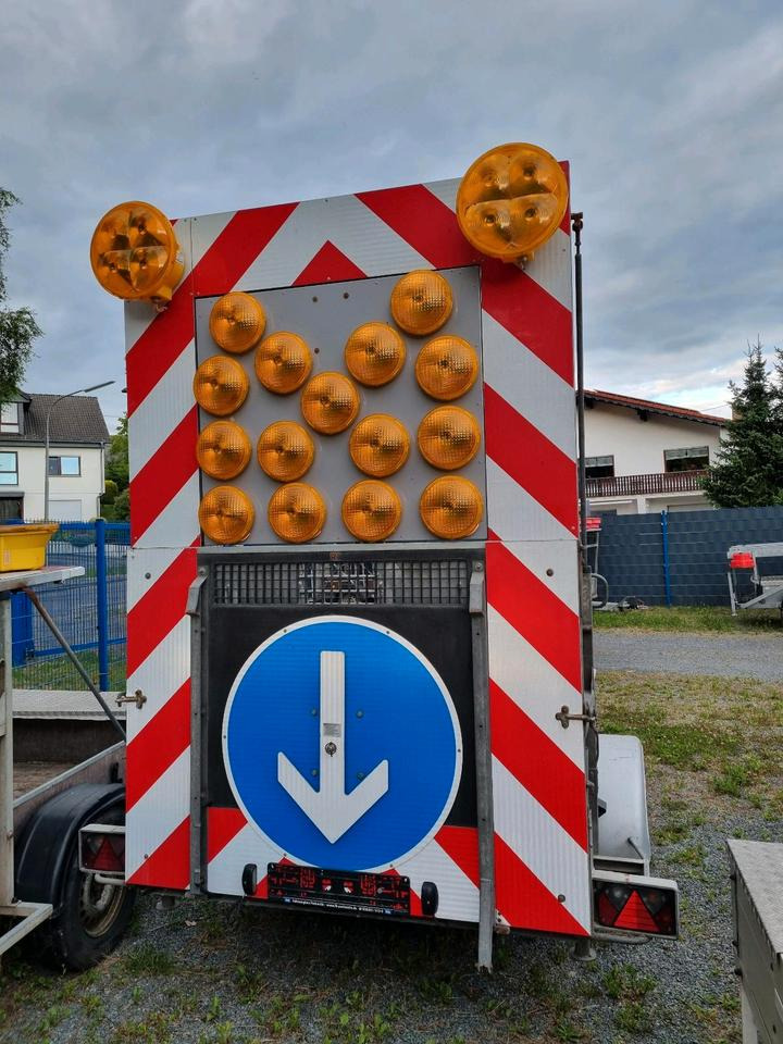 LED Nissen VZ616 B3 Verkehrsleittafel Verkehrsleitanhänger Absperrtafel Verkehrssicherungsanhänger Verkehrssicherung Leittafel - Remorcă: Foto 3 LED Nissen VZ616 B3 Verkehrsleittafel Verkehrsleitanhänger Absperrtafel Verkehrssicherungsanhänger Verkehrssicherung Leittafel - Remorcă: Foto 3