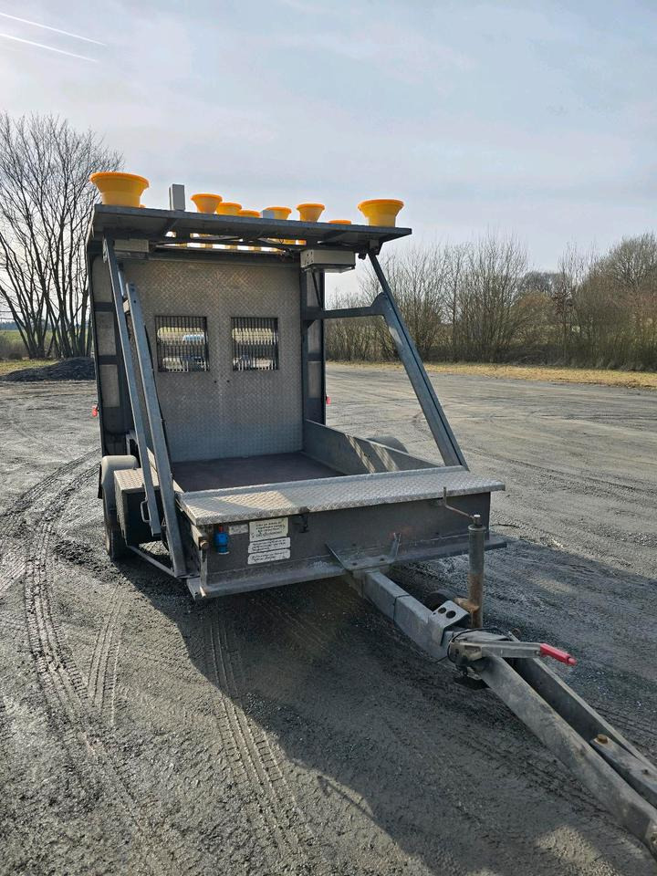 Nissen Absperrtafel VZ 616 FAT Verkehrsleittafel Horizont Verkehrssicherungsanhänger Verkehrsleitanhänger Verkehrsleittafel Verkehrssicherung - Remorcă: Foto 2 Nissen Absperrtafel VZ 616 FAT Verkehrsleittafel Horizont Verkehrssicherungsanhänger Verkehrsleitanhänger Verkehrsleittafel Verkehrssicherung - Remorcă: Foto 2