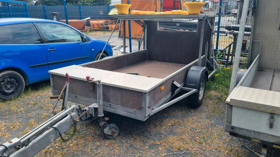 Nissen Absperrtafel VZ616 LED Absperrtafel Sperrwand Verkehrsleittafel Verkehrsleitanhänger Verkehrssicherungsanhänger Leitanhänger Leittafel Verkehrssicherung Nissen Horizont - Remorcă: Foto 1 Nissen Absperrtafel VZ616 LED Absperrtafel Sperrwand Verkehrsleittafel Verkehrsleitanhänger Verkehrssicherungsanhänger Leitanhänger Leittafel Verkehrssicherung Nissen Horizont - Remorcă: Foto 1