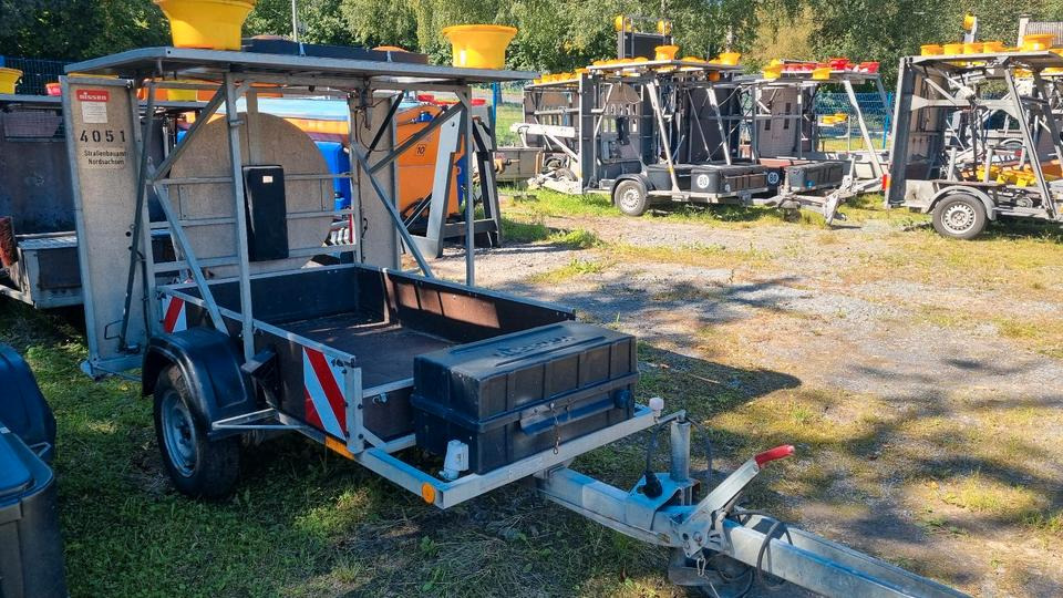 Nissen Absperrtafel VZ616 Sperrwand Verkehrsleittafel Verkehrsleitanhänger Verkehrssicherungsanhänger Leitanhänger Horizont Verkehrssicherung VLT VWT - Remorcă: Foto 1 Nissen Absperrtafel VZ616 Sperrwand Verkehrsleittafel Verkehrsleitanhänger Verkehrssicherungsanhänger Leitanhänger Horizont Verkehrssicherung VLT VWT - Remorcă: Foto 1