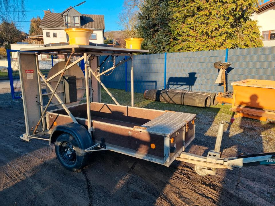 Nissen Absperrtafel nach RSA VZ 616 Verkehrsleittafel Verkehrsleitanhänger Verkehrssicherungsanhänger Absperrwand Sperrwand Horizont Trebbiner - Remorcă: Foto 2 Nissen Absperrtafel nach RSA VZ 616 Verkehrsleittafel Verkehrsleitanhänger Verkehrssicherungsanhänger Absperrwand Sperrwand Horizont Trebbiner - Remorcă: Foto 2