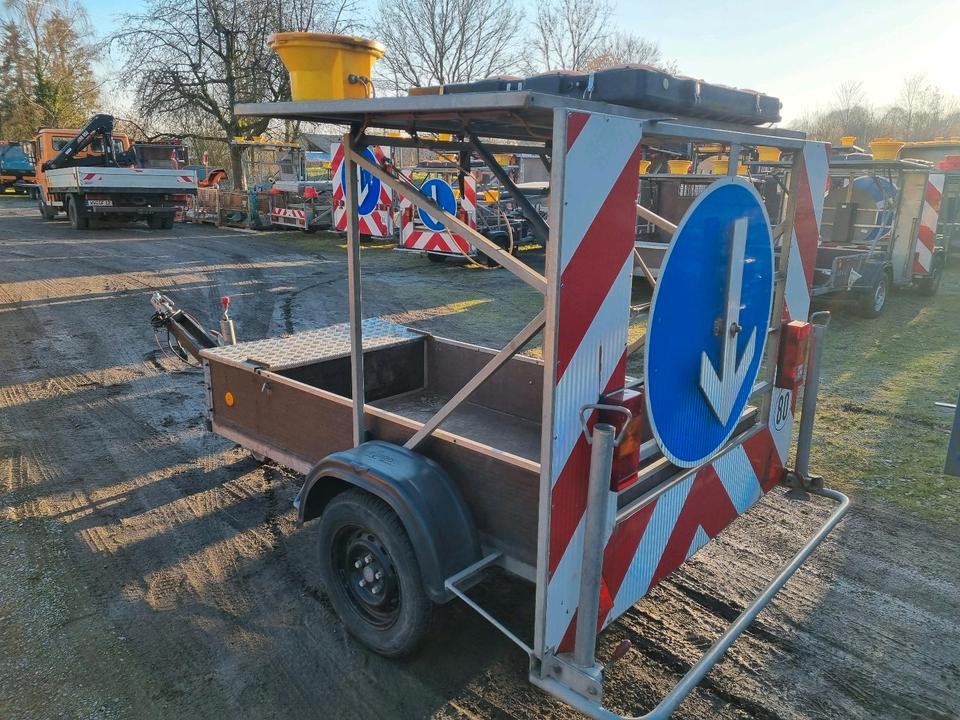 Nissen Absperrtafel nach RSA VZ 616 Verkehrsleittafel Verkehrsleitanhänger Verkehrssicherungsanhänger Absperrwand Sperrwand Horizont Trebbiner - Remorcă: Foto 4 Nissen Absperrtafel nach RSA VZ 616 Verkehrsleittafel Verkehrsleitanhänger Verkehrssicherungsanhänger Absperrwand Sperrwand Horizont Trebbiner - Remorcă: Foto 4