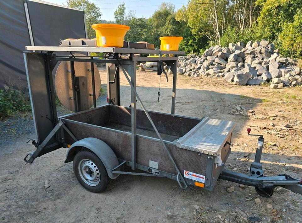 Nissen FAT Absperrtafel VZ616 Fahrbare Verkehrsleittafel Verkehrssicherungsanhänger Verkehrsleitanhänger Trebbiner Horizont Sperrwand - Remorcă: Foto 3 Nissen FAT Absperrtafel VZ616 Fahrbare Verkehrsleittafel Verkehrssicherungsanhänger Verkehrsleitanhänger Trebbiner Horizont Sperrwand - Remorcă: Foto 3