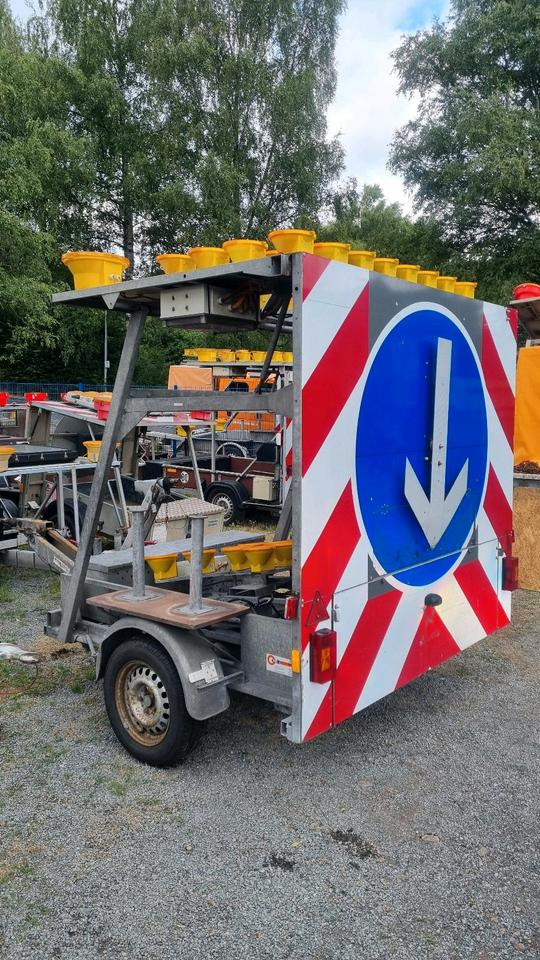 Nissen VZ616 Absperrtafel Absperranhänger Vorwarntafel Vorwarner Sperrwand Verkehrsleittafel Verkehrsleitanhänger - Remorcă: Foto 1 Nissen VZ616 Absperrtafel Absperranhänger Vorwarntafel Vorwarner Sperrwand Verkehrsleittafel Verkehrsleitanhänger - Remorcă: Foto 1