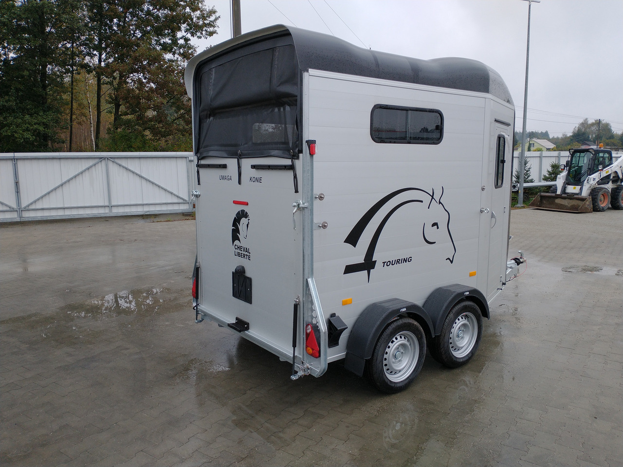 Cheval Liberté Touring Country + Siodlarnia, Debon - Remorcă transport cai: Foto 3 Cheval Liberté Touring Country + Siodlarnia, Debon - Remorcă transport cai: Foto 3