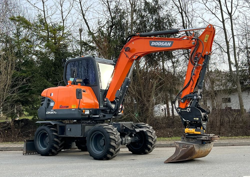 Doosan DOOSAN DX57W *ROTOTILT* 2200 Motogodzin * Jak Nowa * Sprowadzona * Stan Perfekcyjny - Excavator pe roţi: Foto 2 Doosan DOOSAN DX57W *ROTOTILT* 2200 Motogodzin * Jak Nowa * Sprowadzona * Stan Perfekcyjny - Excavator pe roţi: Foto 2