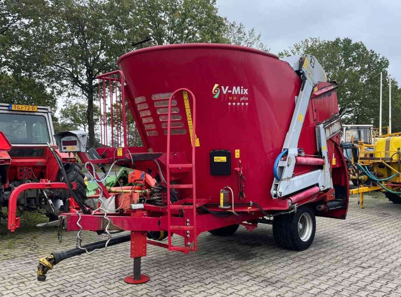 BVL V-Mix 12 LS Voermengwagen Voermachines - Remorcă distribuit furaje: Foto 1 BVL V-Mix 12 LS Voermengwagen Voermachines - Remorcă distribuit furaje: Foto 1