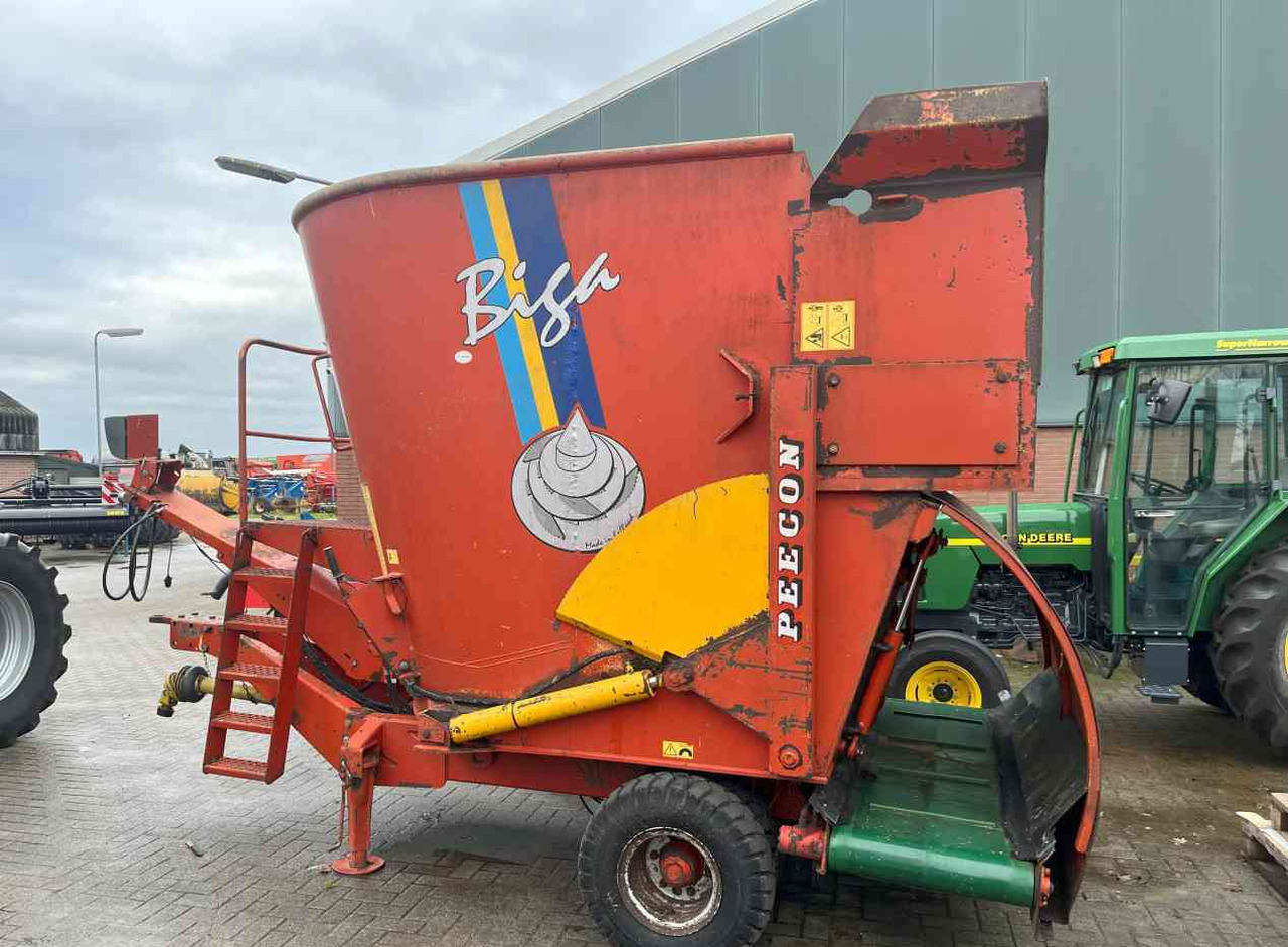 Peecon BIGA 10 voermengwagen, laadklep, voermachines - Remorcă distribuit furaje: Foto 2 Peecon BIGA 10 voermengwagen, laadklep, voermachines - Remorcă distribuit furaje: Foto 2