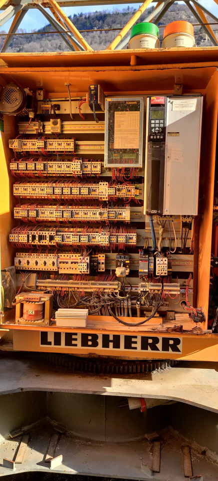 LIEBHERR 32TT - Macara autoridicatoare: Foto 3 LIEBHERR 32TT - Macara autoridicatoare: Foto 3