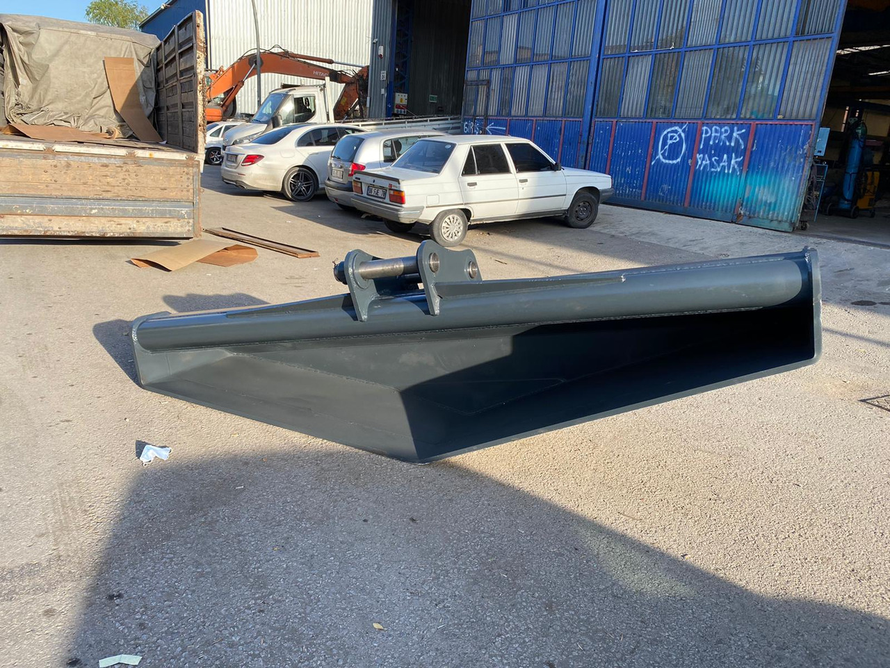 Komatsu PC200 - Cupă excavator pentru Utilaje constructii: Foto 1 Komatsu PC200 - Cupă excavator pentru Utilaje constructii: Foto 1