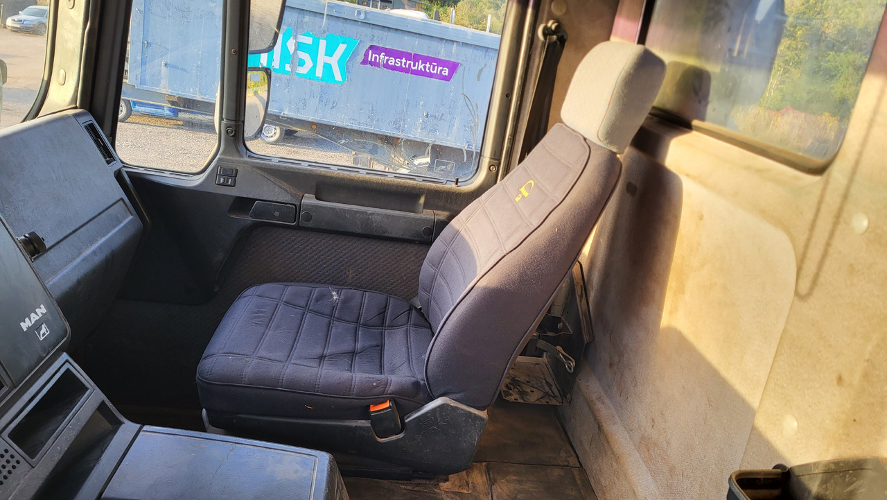 Camion basculantă pentru transport de materialelor în vrac MAN 33.414 6X6 HIAB 102 33.414: Foto 44 Camion basculantă pentru transport de materialelor în vrac MAN 33.414 6X6 HIAB 102 33.414: Foto 44