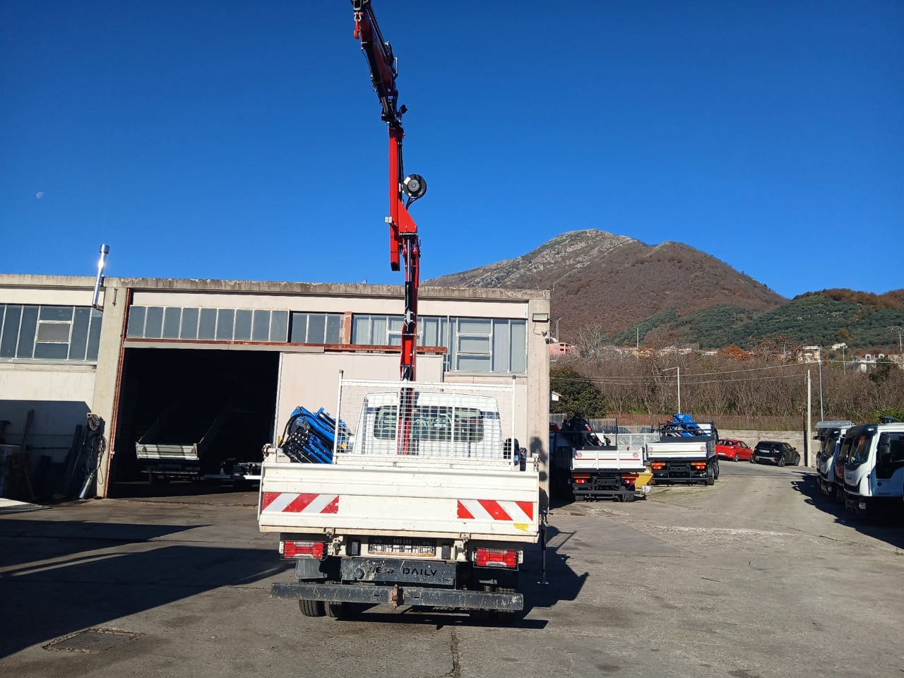 IVECO DAILY 35-120 - Camion cu macara: Foto 2 IVECO DAILY 35-120 - Camion cu macara: Foto 2