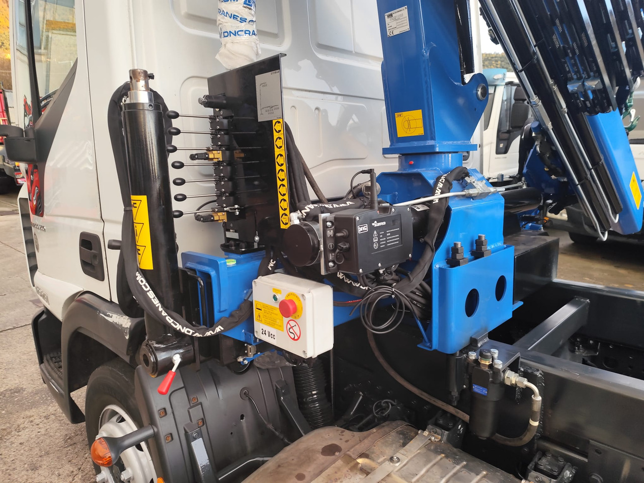 Camion cu macara, Camion basculantă IVECO EUROCARGO 120-210: Foto 12