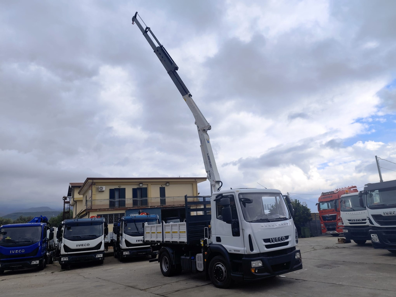 IVECO EUROCARGO 120E28P - Camion cu macara, Camion basculantă: Foto 5 IVECO EUROCARGO 120E28P - Camion cu macara, Camion basculantă: Foto 5