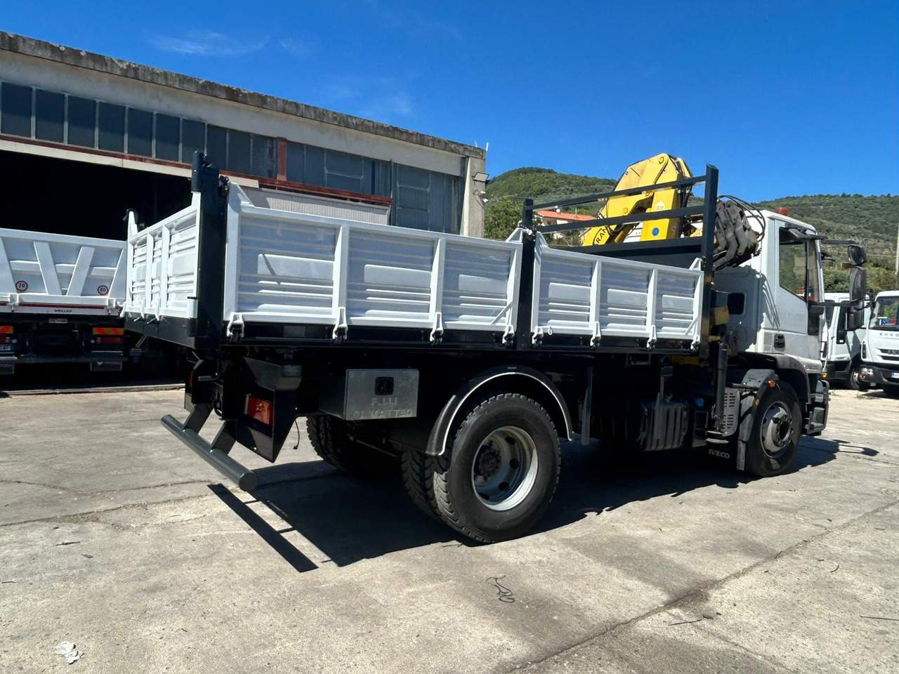 IVECO EUROCARGO 160E28 - Camion cu macara, Camion basculantă: Foto 5 IVECO EUROCARGO 160E28 - Camion cu macara, Camion basculantă: Foto 5