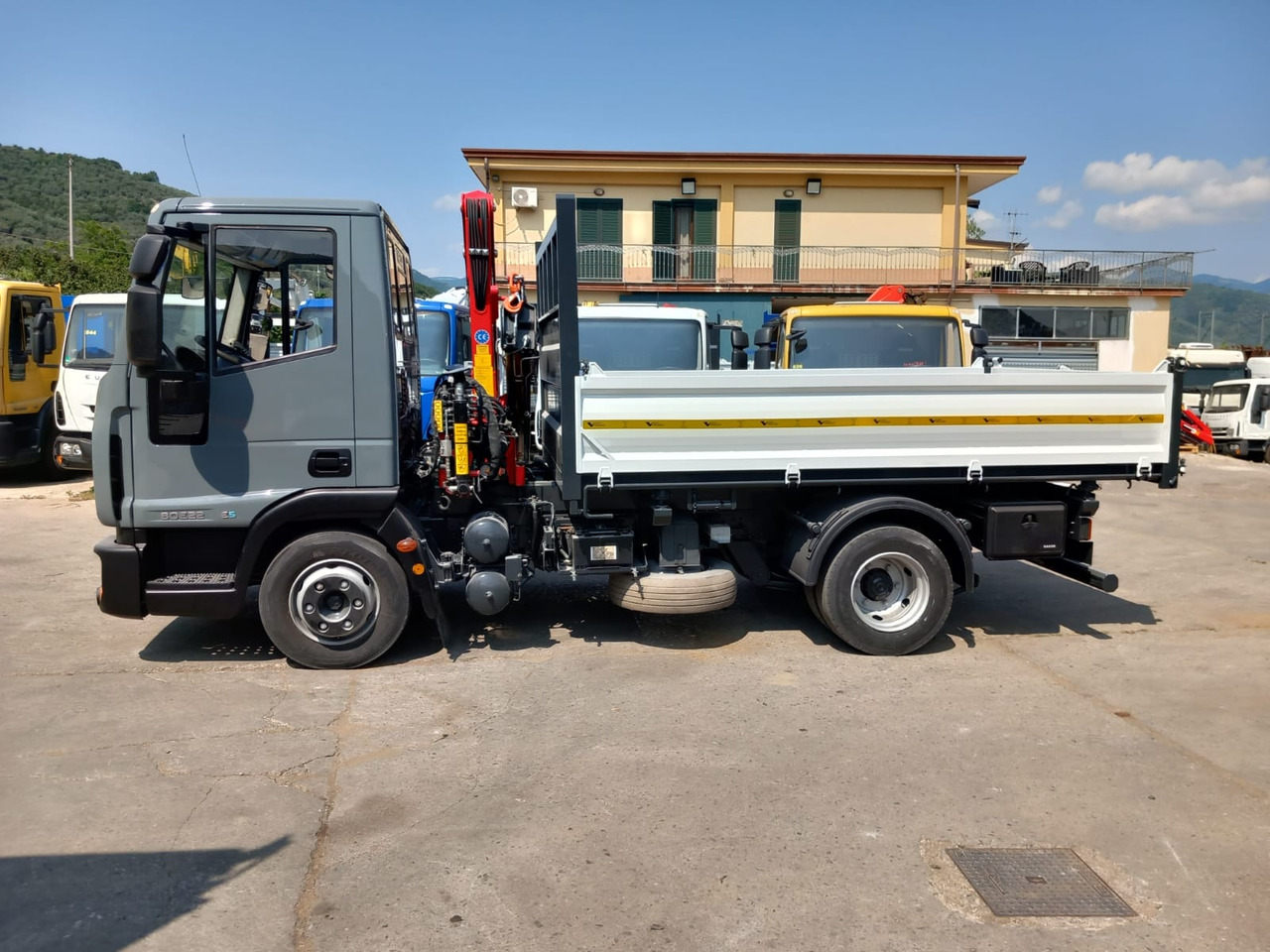 IVECO EUROCARGO 80E22 - Camion cu macara, Camion basculantă: Foto 4 IVECO EUROCARGO 80E22 - Camion cu macara, Camion basculantă: Foto 4