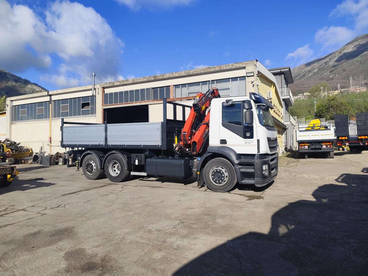 IVECO STRALIS CUBE 260S31 - Camion cu macara, Camion basculantă: Foto 4 IVECO STRALIS CUBE 260S31 - Camion cu macara, Camion basculantă: Foto 4