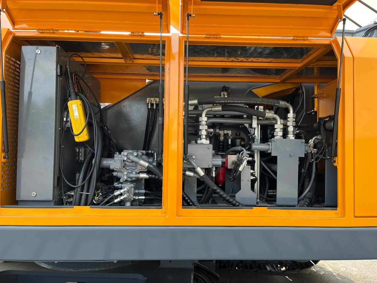 SENNEBOGEN 673 - Macara pe senile: Foto 2 SENNEBOGEN 673 - Macara pe senile: Foto 2