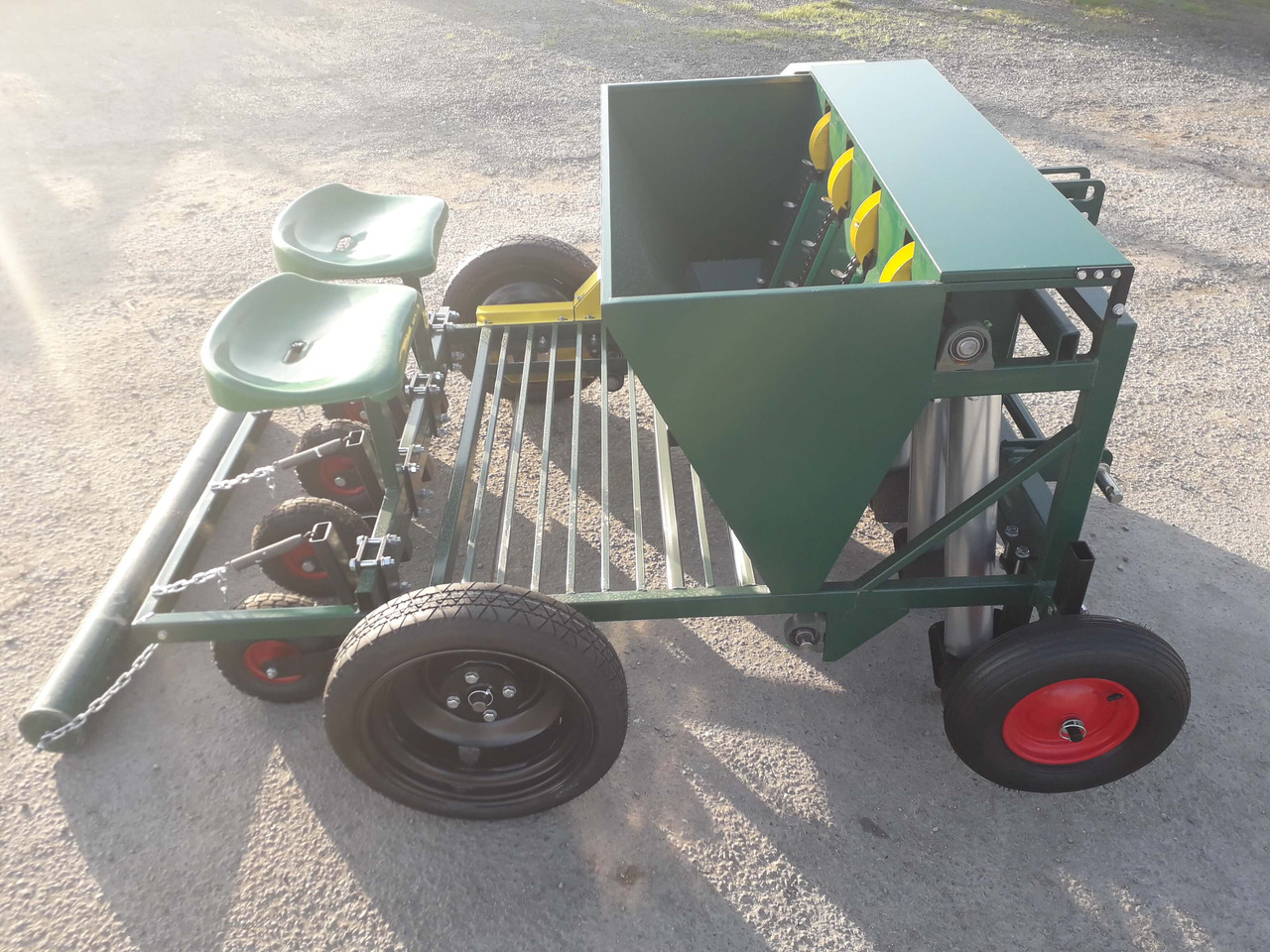 GARMACH Planteuse Ail-Oignon-Echalote AGP 4 R - Maşină de plantat cartofi: Foto 3 GARMACH Planteuse Ail-Oignon-Echalote AGP 4 R - Maşină de plantat cartofi: Foto 3