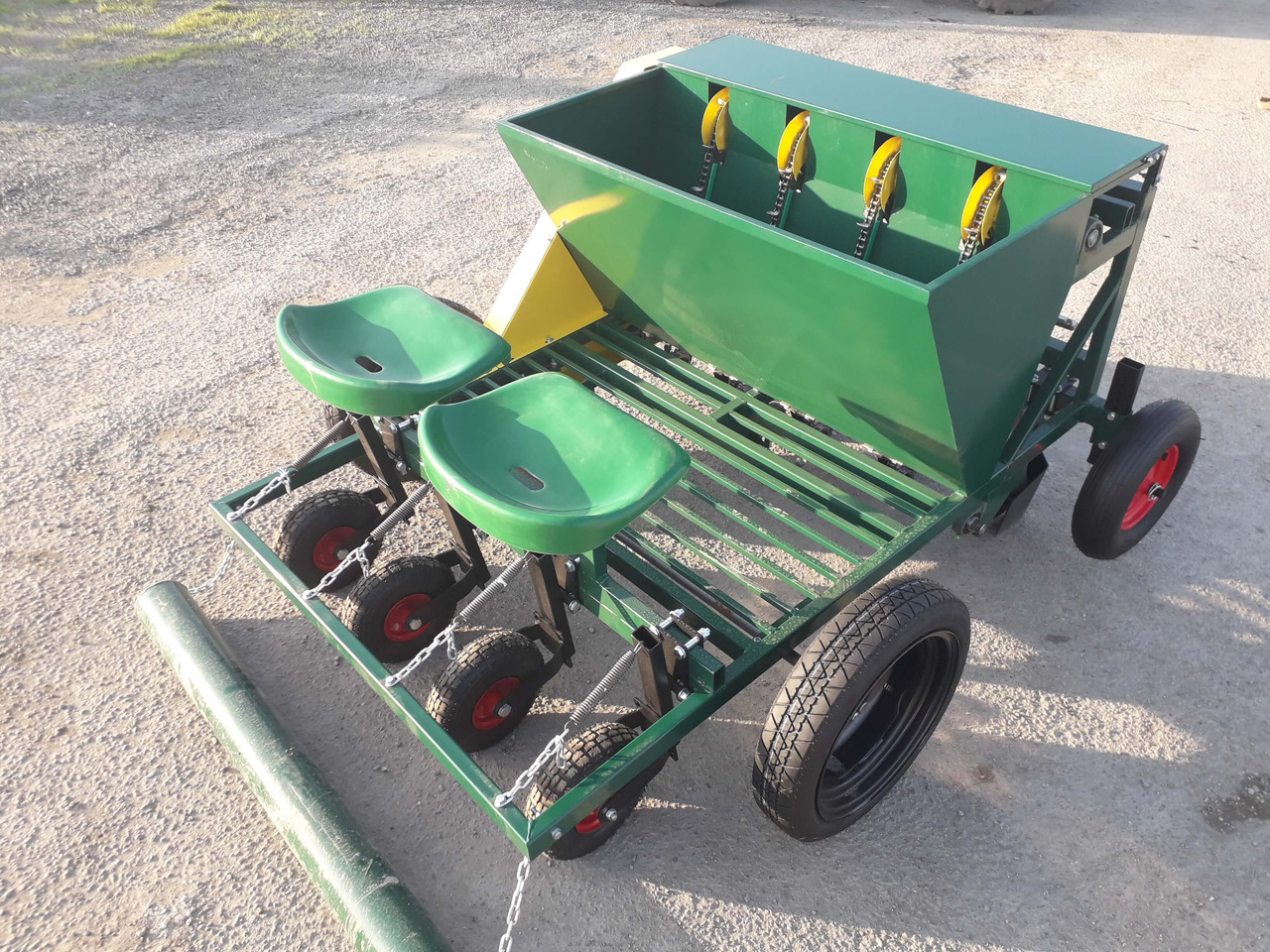 GARMACH Planteuse Ail-Oignon-Echalote AGP 4 R - Maşină de plantat cartofi: Foto 1 GARMACH Planteuse Ail-Oignon-Echalote AGP 4 R - Maşină de plantat cartofi: Foto 1