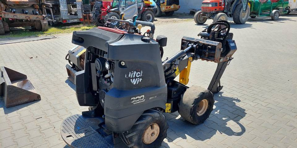 Ditch Witch R300 koparka łańcuchowa pługoukładacz - Săpător de şanţuri: Foto 4 Ditch Witch R300 koparka łańcuchowa pługoukładacz - Săpător de şanţuri: Foto 4